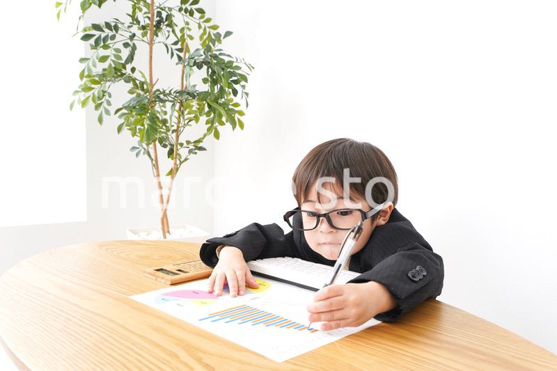 決算資料を読むビジネスマン