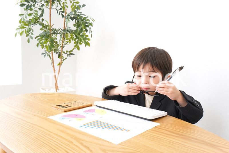 決算資料を読むビジネスマン