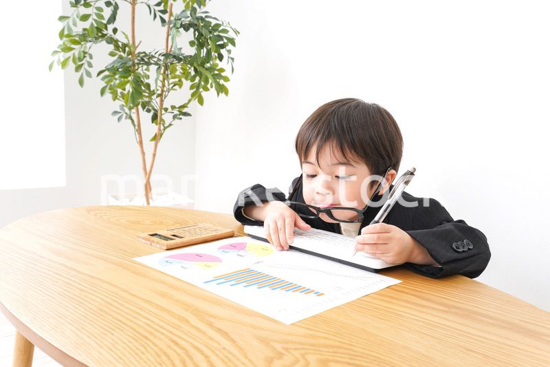 決算資料を読むビジネスマン