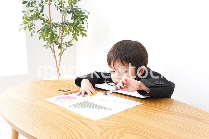 決算資料を読むビジネスマン