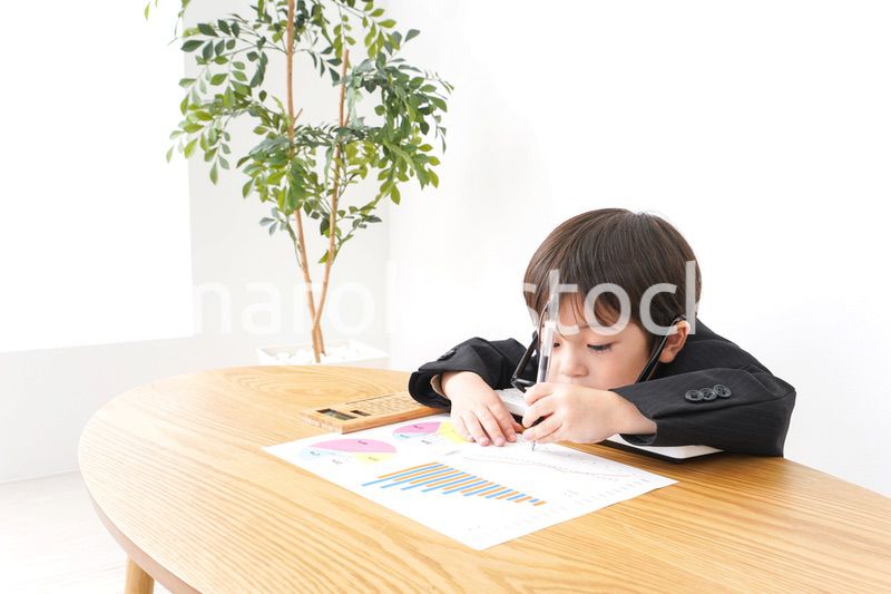 決算資料を読むビジネスマン