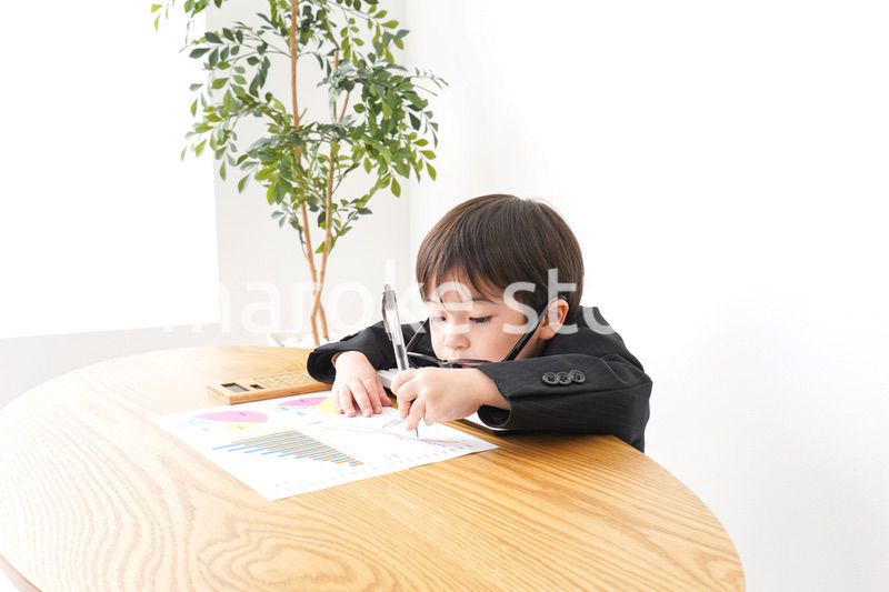 決算資料を読むビジネスマン