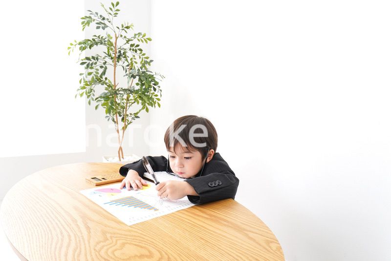 決算資料を読むビジネスマン