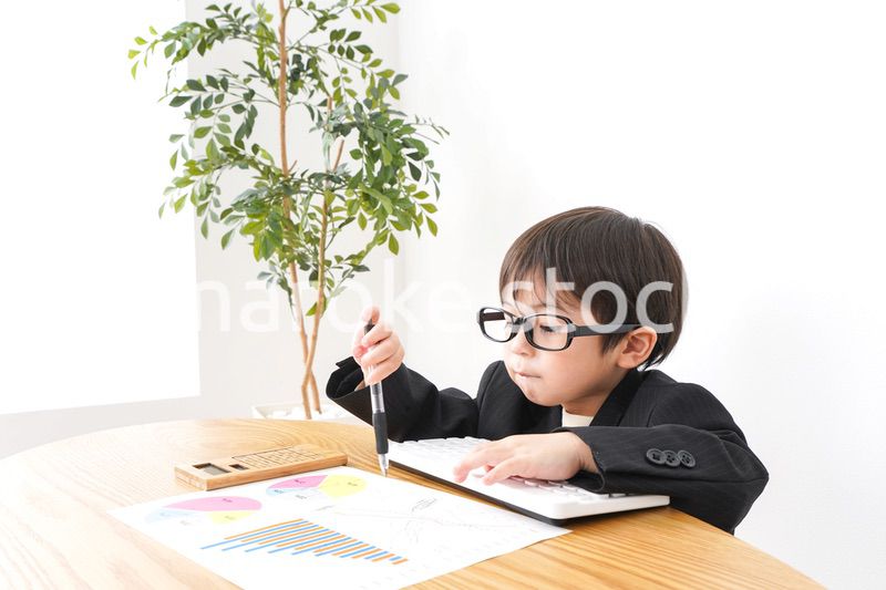 決算資料を読むビジネスマン