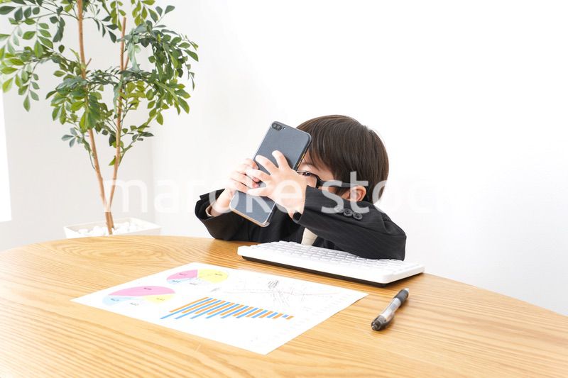 電話をかけるビジネスマン