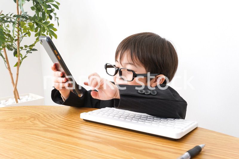 電話をかけるビジネスマン