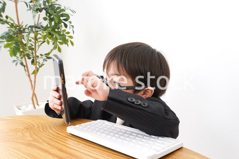 電話をかけるビジネスマン