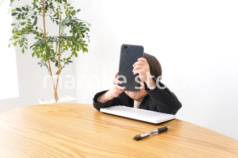 電話をかけるビジネスマン