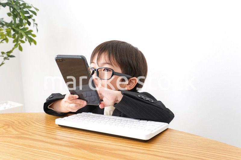 電話をかけるビジネスマン