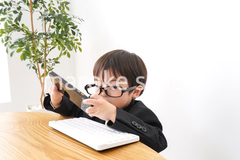 電話をかけるビジネスマン