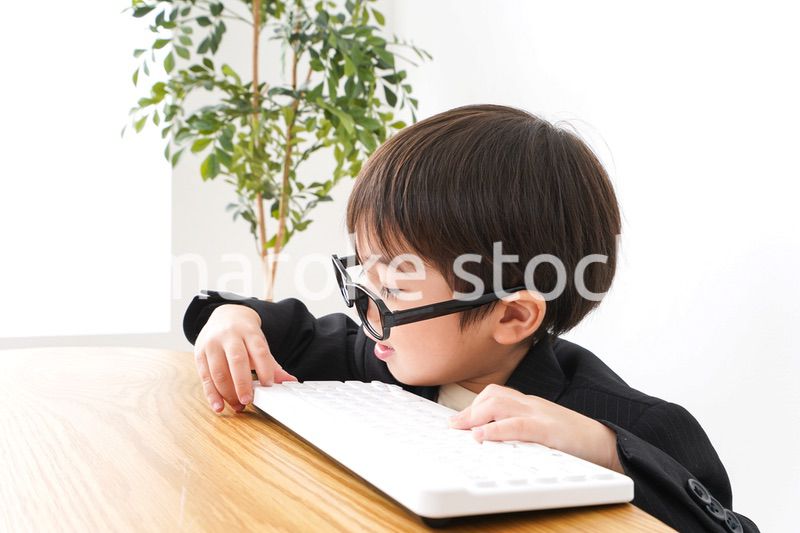 デスクワークをするビジネスマン