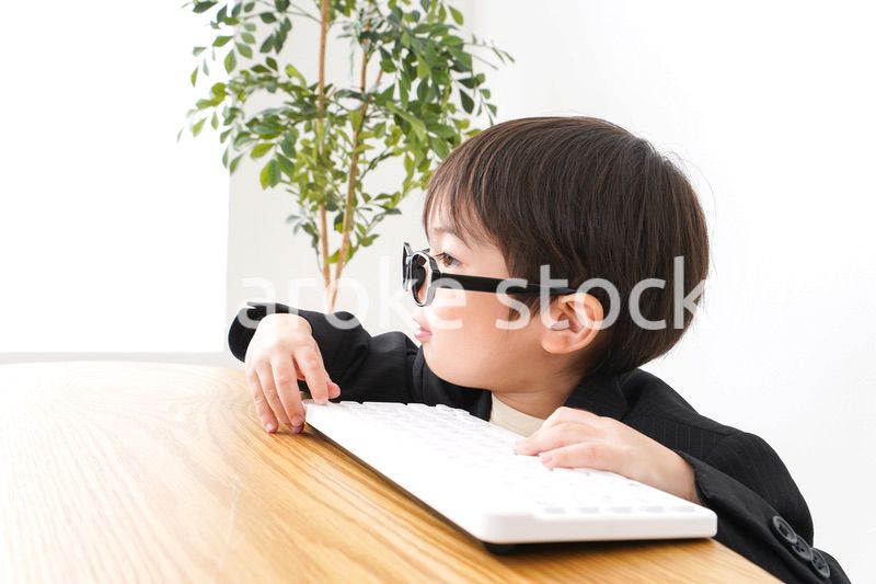 デスクワークをするビジネスマン