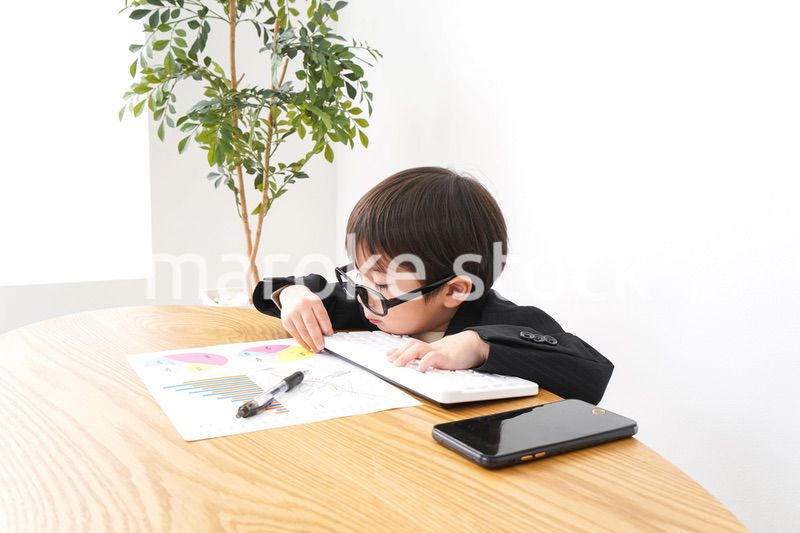 デスクワークをするビジネスマン