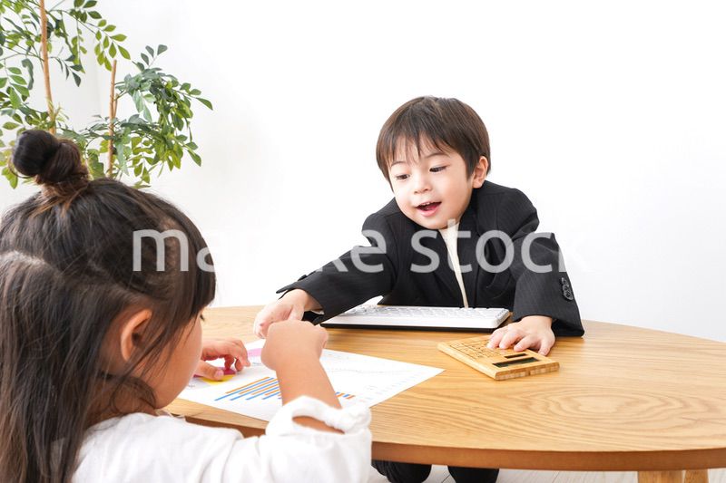 会議をするビジネスパーソン