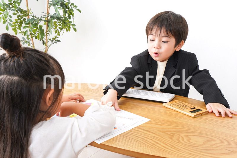 会議をするビジネスパーソン