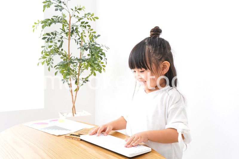 デスクワークをする子どもビジネスウーマン