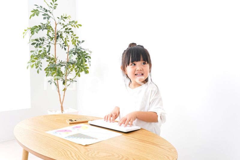 デスクワークをする子どもビジネスウーマン