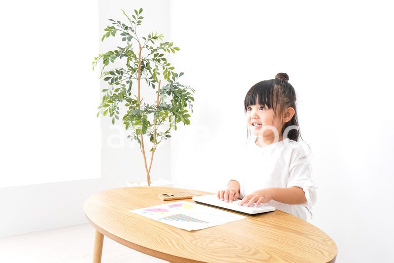 デスクワークをする子どもビジネスウーマン