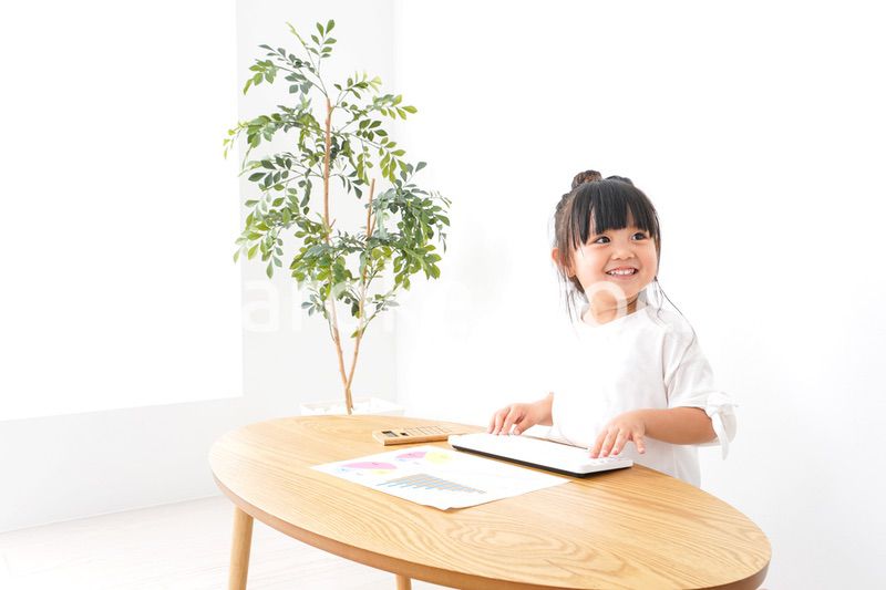 デスクワークをする子どもビジネスウーマン