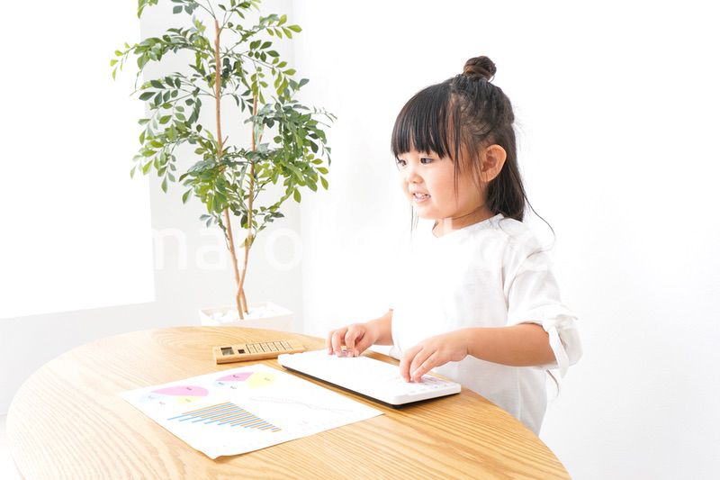 デスクワークをする子どもビジネスウーマン