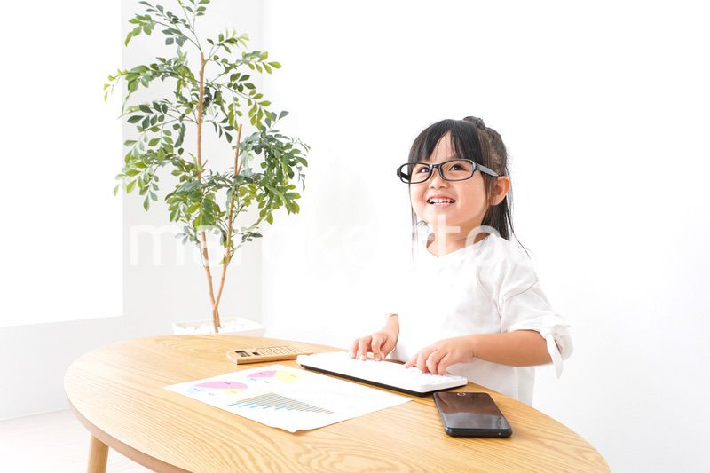 デスクワークをする子どもビジネスウーマン