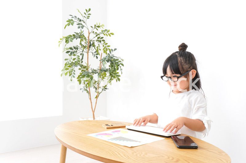デスクワークをする子どもビジネスウーマン