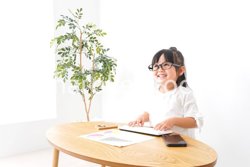 デスクワークをする子どもビジネスウーマン