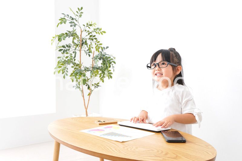 デスクワークをする子どもビジネスウーマン