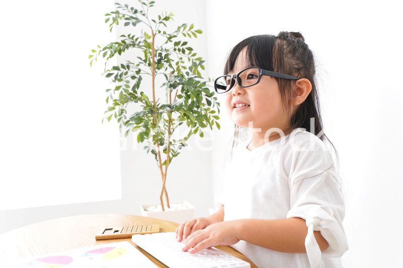 デスクワークをする子どもビジネスウーマン