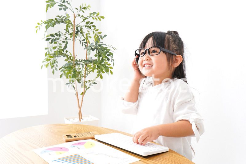 デスクワークをする子どもビジネスウーマン