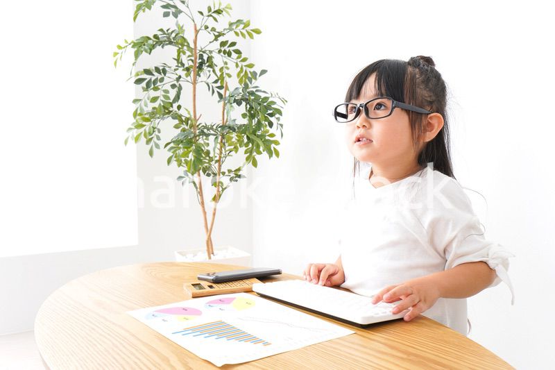 デスクワークをする子どもビジネスウーマン
