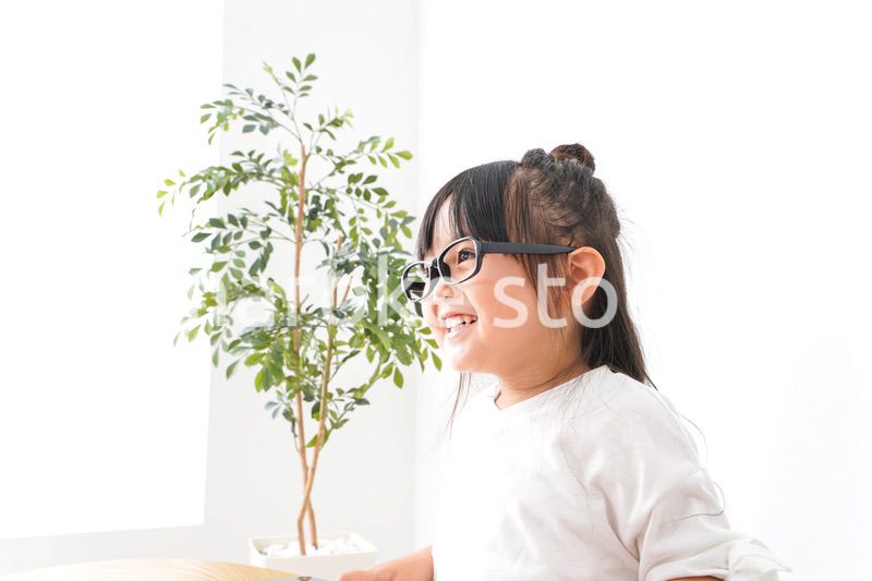 デスクワークをする子どもビジネスウーマン