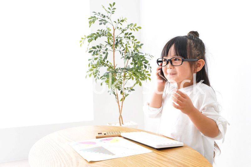 デスクワークをする子どもビジネスウーマン