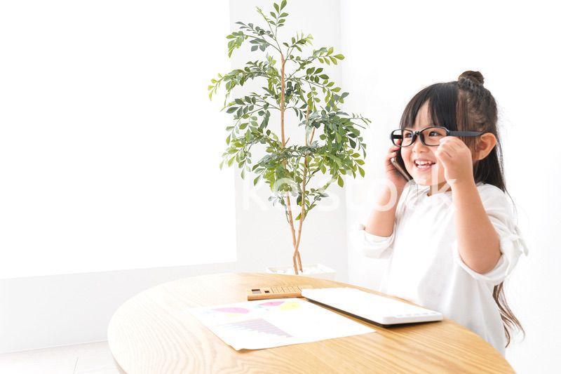 デスクワークをする子どもビジネスウーマン