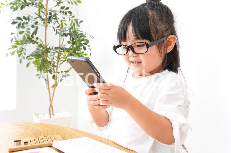 デスクワークをする子どもビジネスウーマン