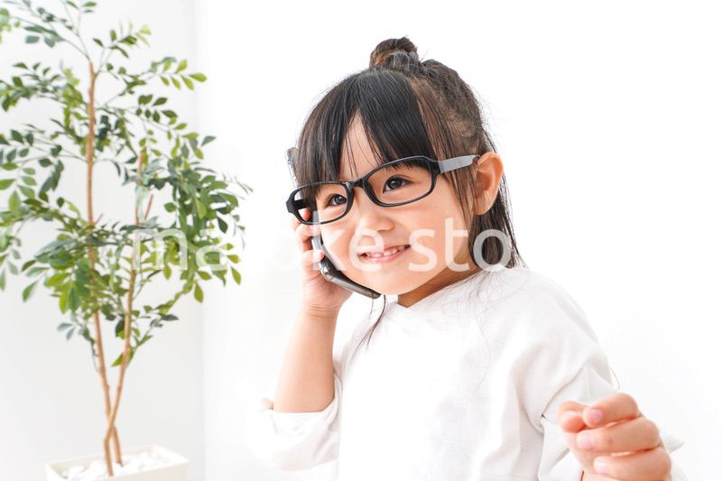 デスクワークをする子どもビジネスウーマン