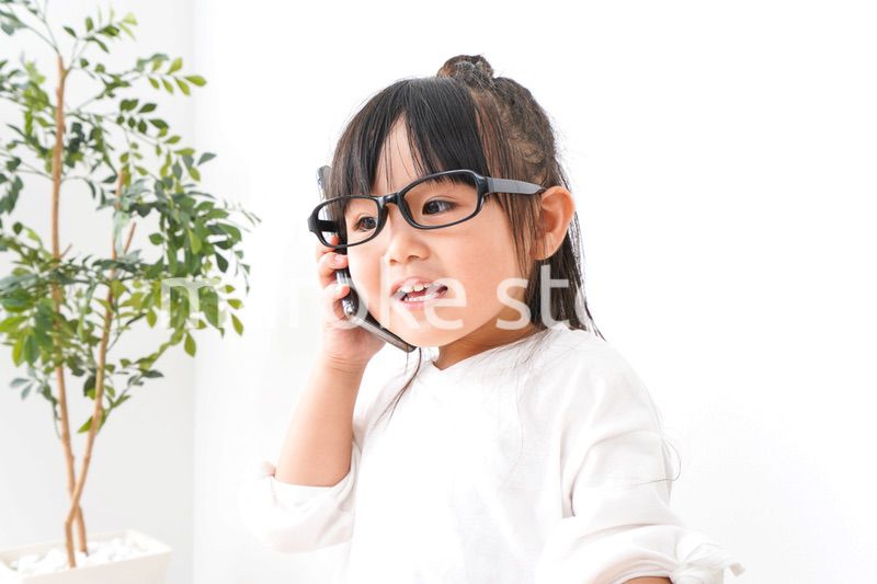 デスクワークをする子どもビジネスウーマン