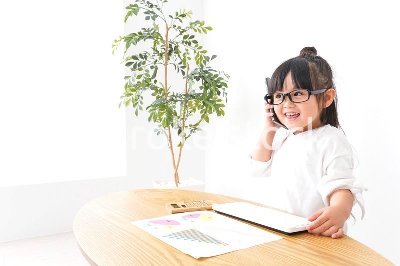 デスクワークをする子どもビジネスウーマン