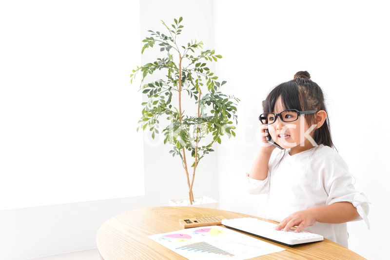 デスクワークをする子どもビジネスウーマン