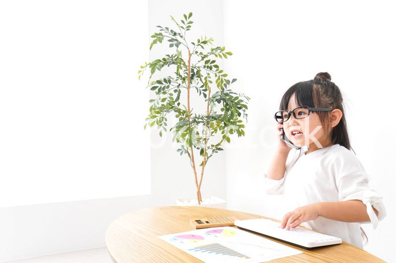 デスクワークをする子どもビジネスウーマン