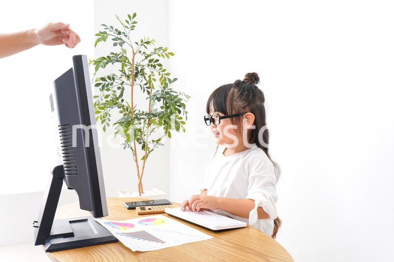 デスクワークをする子どもビジネスウーマン