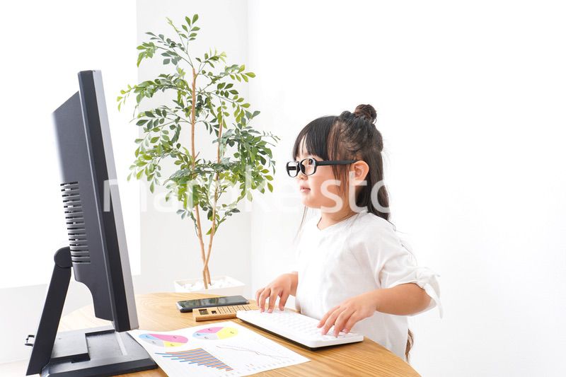 デスクワークをする子どもビジネスウーマン