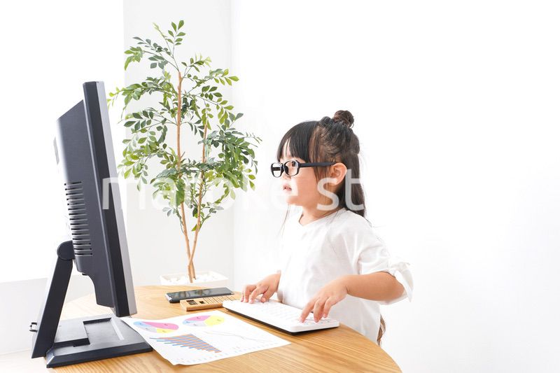 デスクワークをする子どもビジネスウーマン