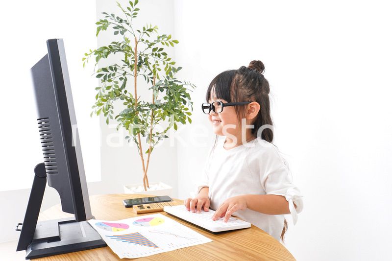 デスクワークをする子どもビジネスウーマン
