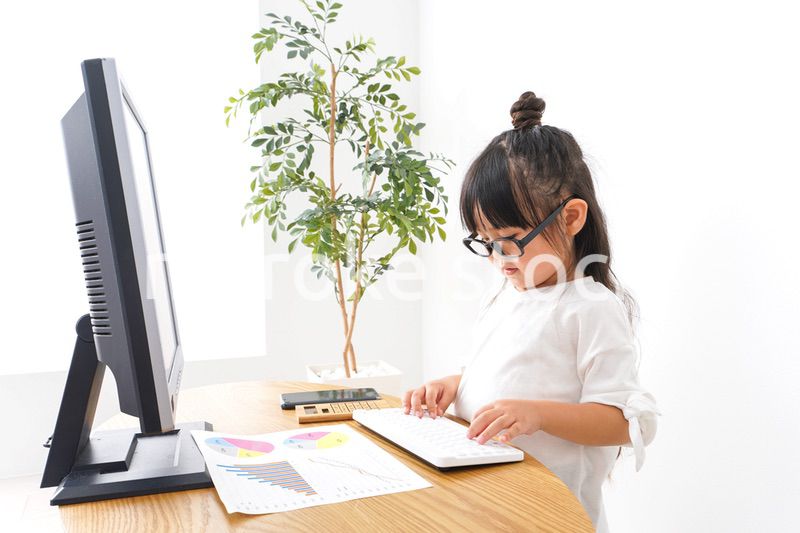 デスクワークをする子どもビジネスウーマン