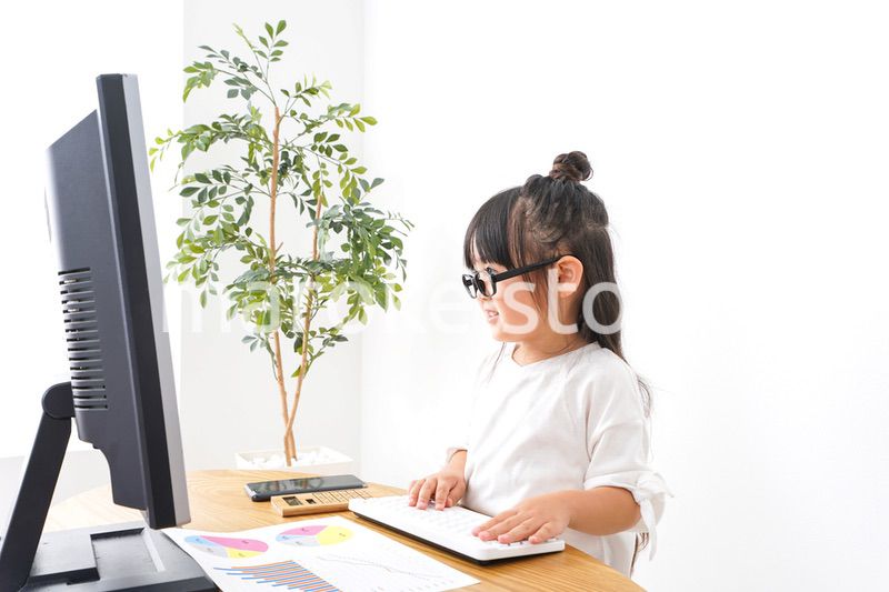 デスクワークをする子どもビジネスウーマン