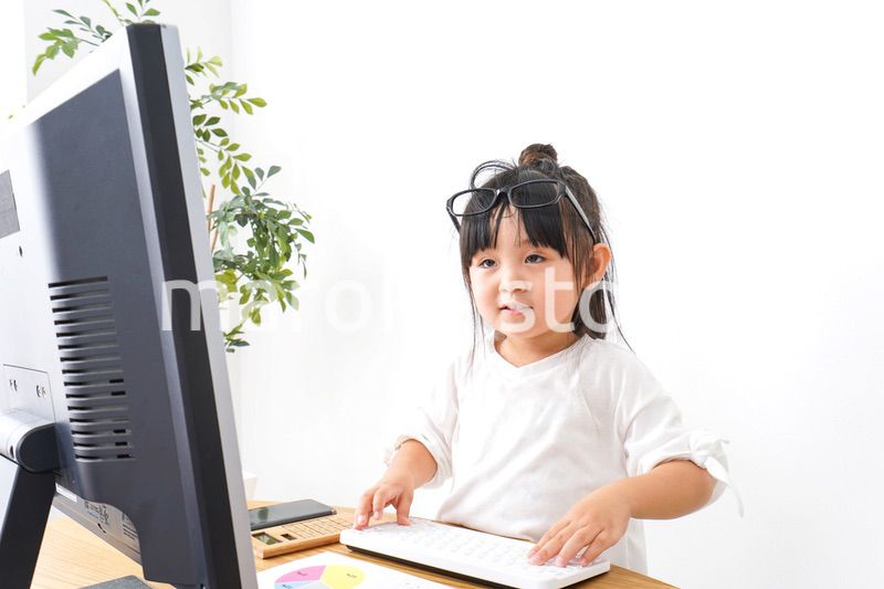 デスクワークをする子どもビジネスウーマン