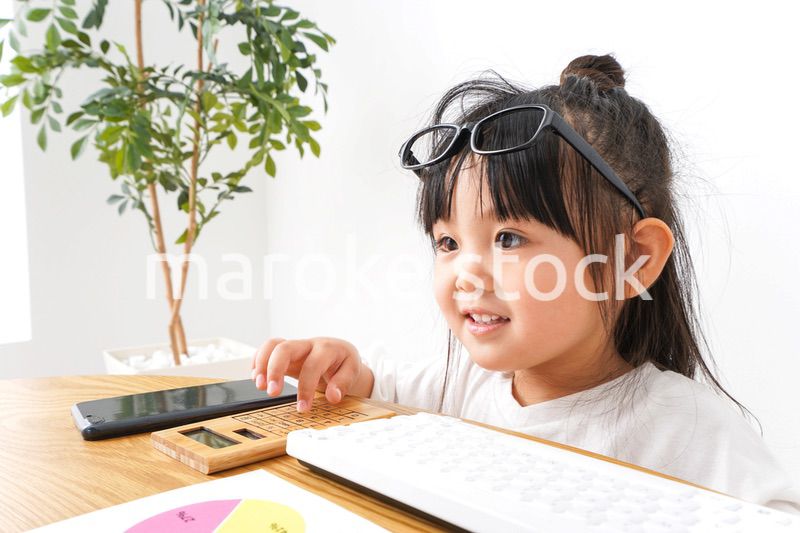 デスクワークをする子どもビジネスウーマン