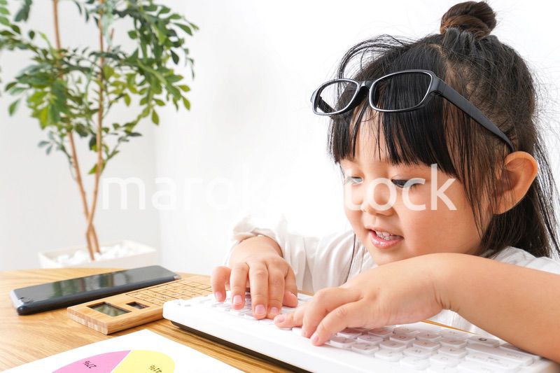 デスクワークをする子どもビジネスウーマン