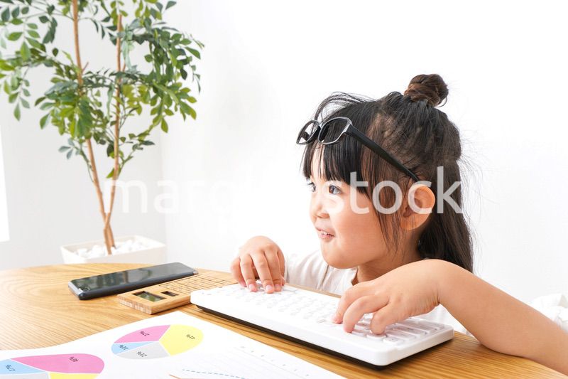デスクワークをする子どもビジネスウーマン
